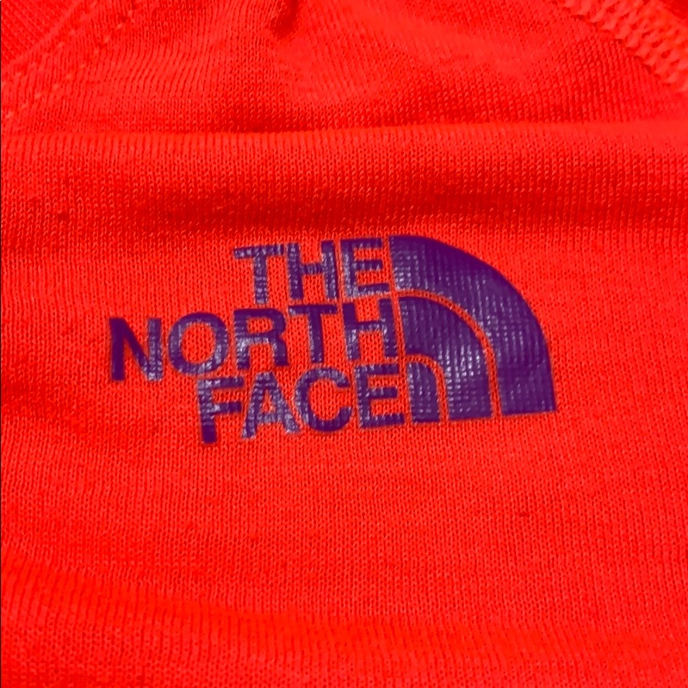 Women’s S North Face running tee